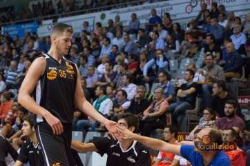Francisco Guerra se sienta en el banquillo (Foto ForÃ§a Lleida)