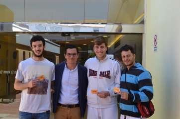 Los dos deportistas becados junto al edil Pablo Rodríguez y uno de los entrenadores (Foto TA)