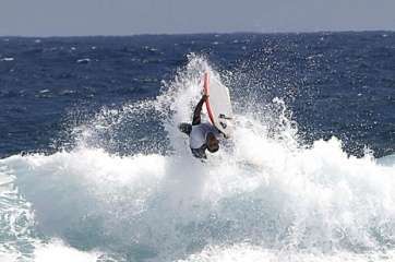 Surfista en la playa del Hombre (Foto TA)