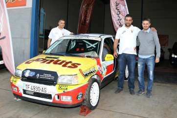Jonathan Nuez y Daniel del Saorio junto a su coche (Foto cedida a TA)