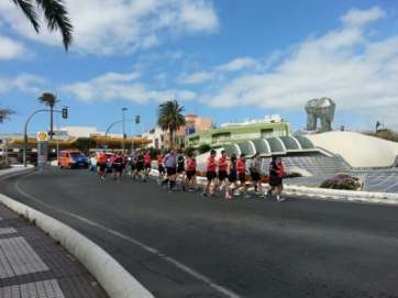 Comitiva con la antorcha a su paso el año pasado por la rotonda de Daora (Foto TA)