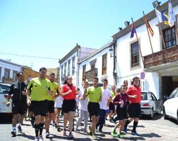 La Antorcha de la Concordia, a su llegada este jueves a la plaza de San Juan (Foto TA)
