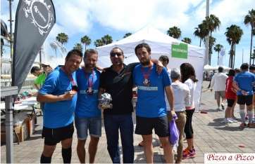Los tres integrantes del equipo Pizco a Pizco y el gerente Antonio Suárez posan con el trofeo de la prueba (Foto TA)