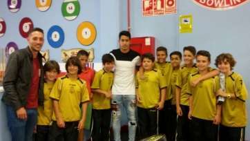 Sergio Araujo junto a los alevines de la UD Telde (Foto TA)