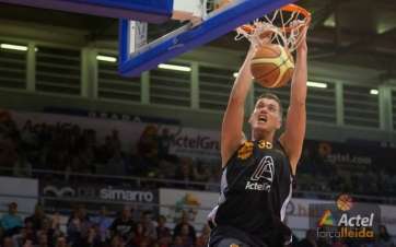 Guerra encesta mediante un mate (Foto ForÃ§a Lleida)