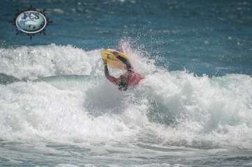 Imagen del desarrollo de las pruebas de surf que se celebraron en la Playa del Hombre en Telde (Foto Federación Canaria de Surf)