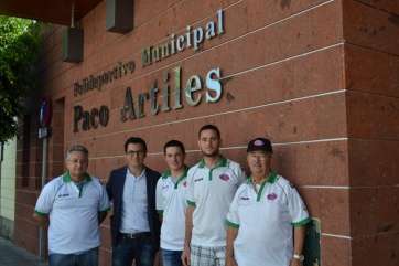 El concejal de Deportes Pablo Rodríguez acompañado por miembros del Club de Petanca Harimaguada (Foto TA)