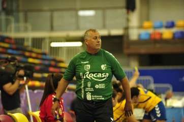 El entrenador del Rocasa Gran Canaria ACE, Paco Santana, dirigiendo un encuentro (Foto TA)