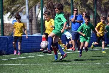 Los niños se divierten jugando al balompié (Foto cedida)