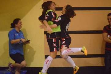 Natalia Godoy celebra su gol con Paula Carvajal (Foto TA)