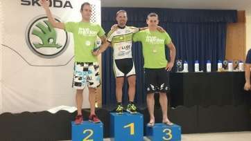 Gerardo Ojeda (c), en el podio de máster 30 (Foto Francisco José Pérez)