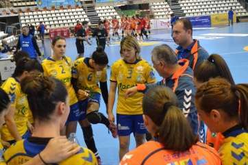 Paco Santana da instrucciones a sus jugadoras (Foto TA)