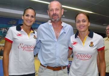 Las jugadoras del Rocasa Ace Silvia Navarro y Almudena Rodríguez, durante la presentación del encuentro (Foto TA)
