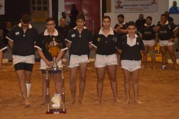 Imagen del equipo juvenil con el trofeo de campeón de liga (Foto TA)