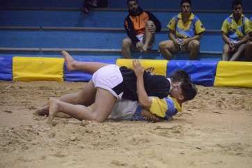 Abián Amador tira a su oponente en el 3-0 (Foto TA)