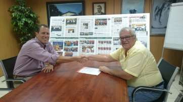 Firma del contrato de renovación del patrocinio entre Rocasa y el Club de Balonmano Remudas (Foto TA)