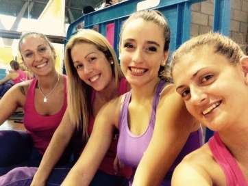 Martín, segunda por la derecha, con sus entrenadoras tras su actuación (Foto Attenya-Telde)