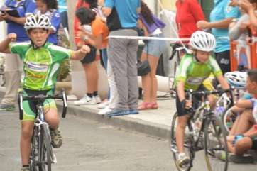 Un ciclista celebra su victoria al final de su carrera (Foto TA)