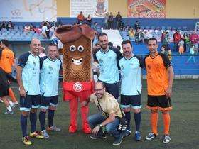 Jonathan Torres, Pedro Vega, Deivid, Gustano y Maciot posan con la mascota del evento (Foto C7) 	