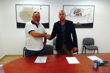 Paco Reguero y Carlos Fita se estrechan la mano (Foto Ceiscán-Las Terrazas)