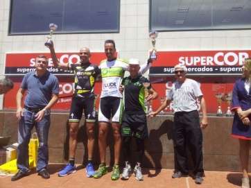 El teldense Francisco Pérez, en el podio de ganadores (Foto cedida)