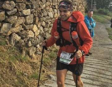 Yánez pasa sonriente por uno de los avituallamientos (Foto cedida a TA)