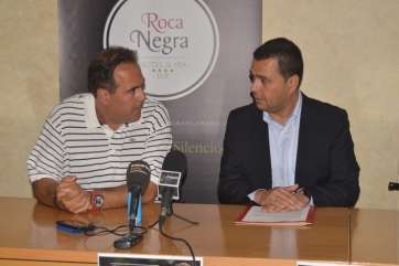 Pablo Sánchez habla con Pedro Rodríguez durante la rueda de prensa (Foto TA)