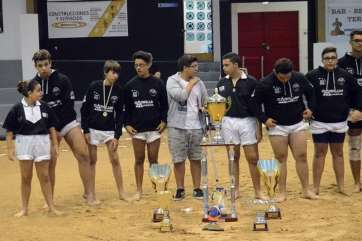 Los luchadores forman delante de los trofeos conseguidos durante la temporada (Foto TA)
