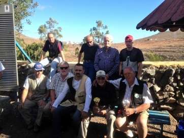 Los participantes posan con los premios obtenidos (Foto Club de Tiro Telde)
