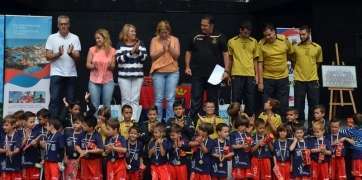 La directiva condecoró a sus jugadores por la temporada realizada (Foto UD Telde)