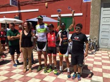 Francisco Pérez, con su trofeo de segundo clasificado (Foto cedida a TA)