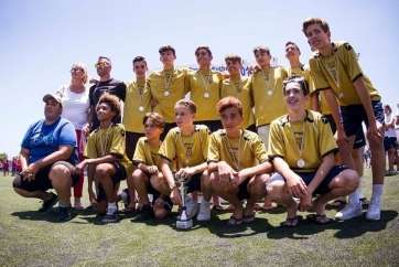 La plantilla posa con la medalla acreditativa del segundo puesto (Foto UD Telde)