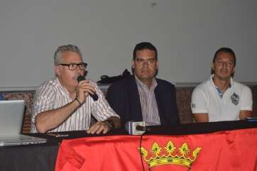 Alfonso Luis, con el concejal Diego Ojeda y el entrenador Ángel Luis Camacho (Foto Antonio Alí)
