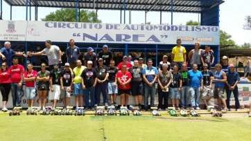 Familia de radiocontrol con el concejal de Deportes (Foto RC Jaraquemada)