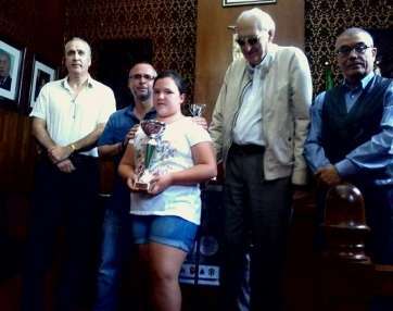 Jenny Sanabria recoge su premio al mejor sub-12 (Foto Telde Los Llanos)