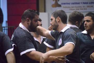 Eliezer Gutiérrez es felicitado por sus compañeros tras tirar a Carmelo Rodríguez (Foto TA)