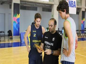 El entrenador nacional y técnico del Herbalife Gran Canaria, Víctor García, junto a dos jugadores (Foto internet)