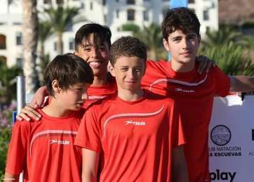 Foto de grupo de los cuatro nadadores teldenses que participarán en los nacionales de La Coruña (Foto Juan Antonio Peña)