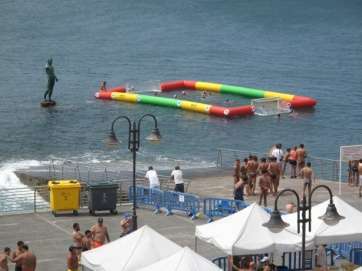 Imagen de la concha flotante instalada en la playa de Melenara para la práctica del waterpolo (Foto TA)