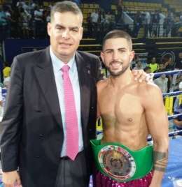 El boxeador con el concejal de Deportes, Diego Ojeda, tras proclamarse campeón