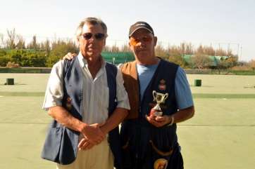 José Vega (d), ganador del torneo amistoso (Foto TA)