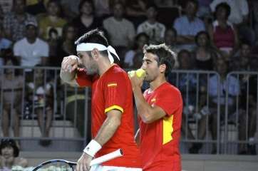 Marrero y López, desconsolados, tras terminar el encuentro (Foto Federación Española de Tenis)