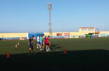 Los jugadores, en las pruebas de campo de este viernes (Foto TA)