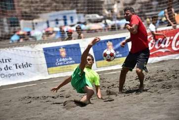 Un jugador intenta una tijera en uno de los encuentros del torneo (Foto Facebook Campeonato de Canarias)