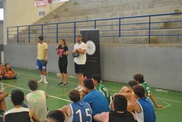 Patricia Díaz da una charla a los participantes del campus (Foto CEBasketCamp)