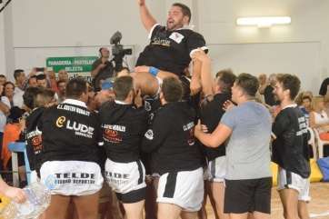 El puntal A es manteado por sus compañeros tras ganarle a Abreu (Foto TA)