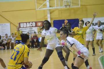 González trata de asistir a Rodríguez en un encuentro contra el Guardés (Foto CB Remudas IGC)