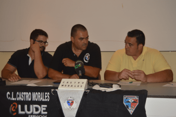 Francisco Martín (d), junto a dos componentes del Castro Morales (Foto TA)
