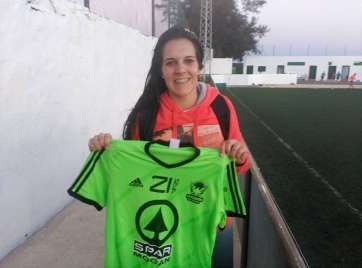 Elisabeth González, con la camiseta de su nuevo equipo (Foto CD Femarguin)