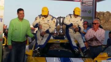 Los pilotos ganadores de la prueba festejan el triunfo (Foto TA)